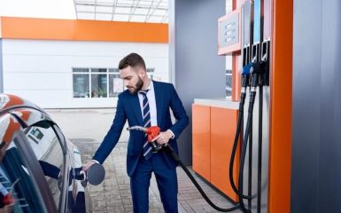 businessman-refueling-car_622301-7351(1)